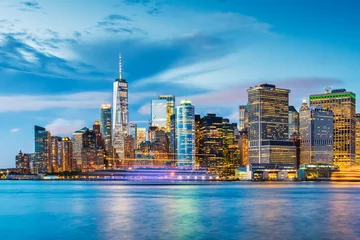 Fotobehang De skyline van de binnenstad van New York, New York, Usa in de schemering op de haven. © SeanPavonePhoto