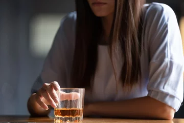 Foto op Plexiglas Close up van vrouw die alcohol drinkt aan toog © fizkes