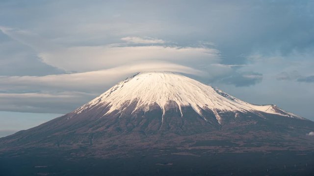 静岡県富士宮市より望む富士山と笠雲（タイムラプス）
