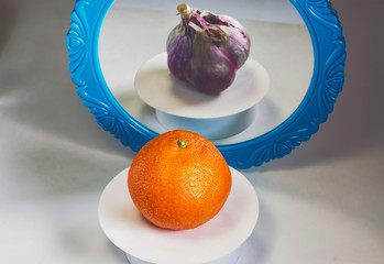 Deceptive reflections. Mandarin with garlic.