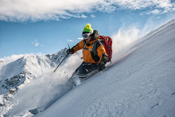 Sciatore in neve polverosa