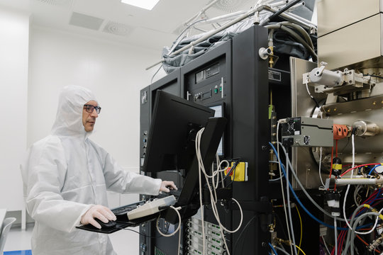 Scientist working in laboratory of science center