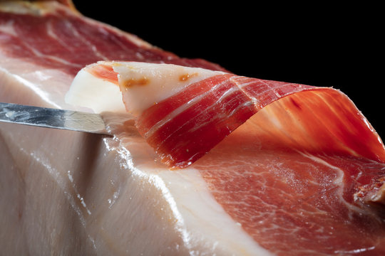 corte jam&oacute;n ib&eacute;rico, comida espa&ntilde;ola. Iberian ham cut, Spanish food.
