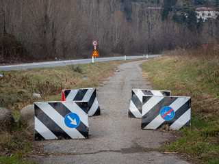 Secondary road closed to vehicle circulation