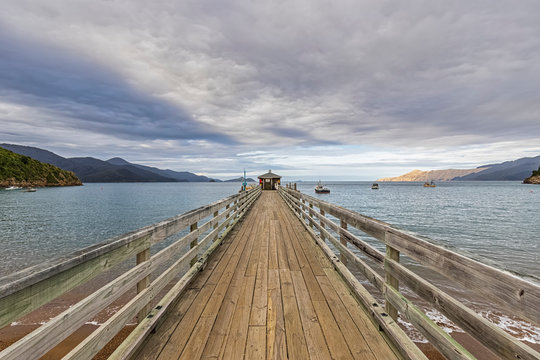 Fototapeta New Zealand, Diminishing perspective of pier in French Pass