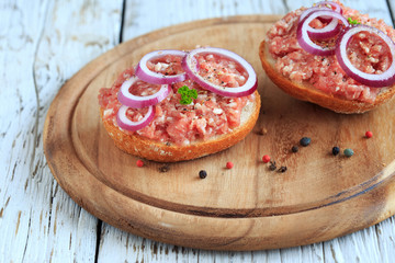 Brötchen mit Mett und Zwiebeln