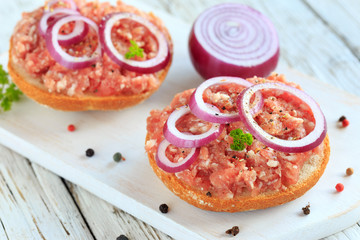 Brötchen mit Mett und Zwiebeln