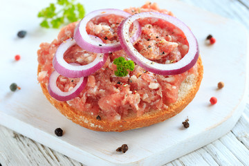 Brötchen mit Mett und Zwiebeln