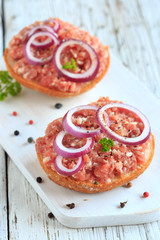 Brötchen mit Mett und Zwiebeln
