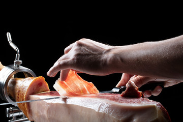  Mano cortando de jamón ibérico. Hand cutting Iberian ham.