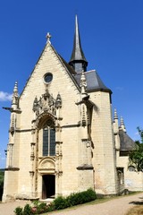 Fototapeta na wymiar Façade et entrée de La Collégiale Notre-Dame dans le parc du château d’Ussé