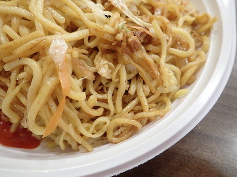 chinese noodles fire with vegetables on a plastic plate