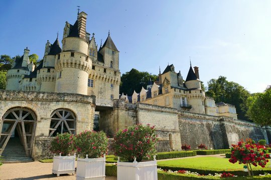 Les remparts et la fa&ccedil;ade du ch&acirc;teau d&rsquo;Uss&eacute; vus depuis les jardins