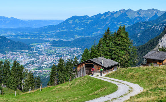 Zwei Mountainbiker in den Montafoner Bergen nahe Bludenz