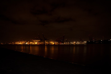 Fototapeta na wymiar Hamburger Industriehafen bei Nacht