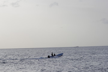 Pescadores en una barca, mar abierto