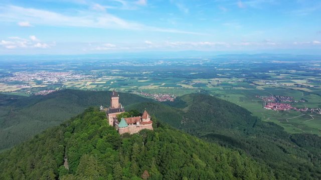 Le Ch&acirc;teau du Haut-K&oelig;nigsbourg et la plaine d'Alsace sous le Soleil