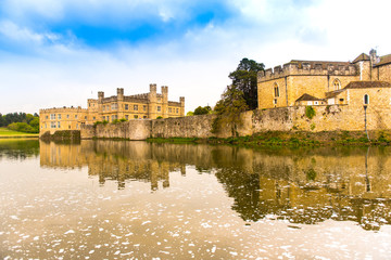Obraz premium castle on the river, Leeds castle