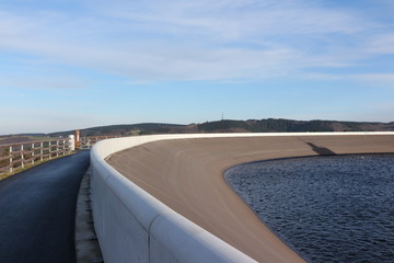 Blick auf das Oberbecken des Pumpspeicherkraftwerks in Finnentrop im Sauerland