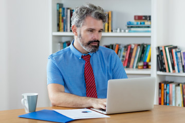 Obraz premium Geschäftsmann arbeitet am Computer