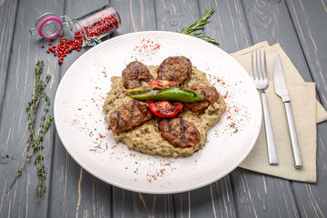 Grilled veal meatballs with vegetable side dish