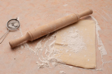 yeast dough, sieve, flour, top view