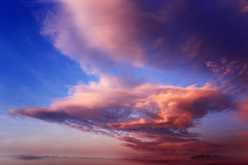 Obłoki i chmury na błękitnym niebie w czasie zachodu słońca.	 - obrazy, fototapety, plakaty
