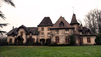 Fototapeta na wymiar Old abandoned castle of the 19th century in the Morvan in Burgundy