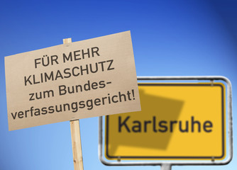 Protestschild, Für mehr Klimaschutz, Anklage BVG, Karlsruhe, (Symbolbild)