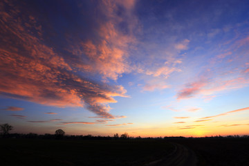 Fototapeta na wymiar Obłoki i chmury na błękitnym niebie w czasie zachodu słońca. 