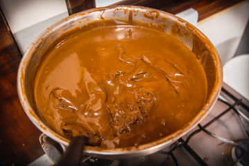 Chocolate negro natural caliente en una cazuela fabricado en la Isla de Roatan. Honduras