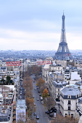 Ansicht auf eine Pariser Straße mit Kran und Eiffelturm im Hintergrund bei tageslich