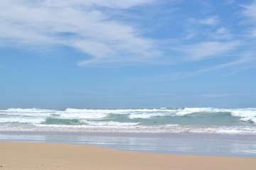Fototapeta na wymiar Gorgeous sandy beach and waves in Gold Coast Australia.
