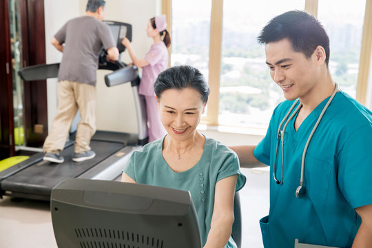 Medical workers to guide patients to exercise