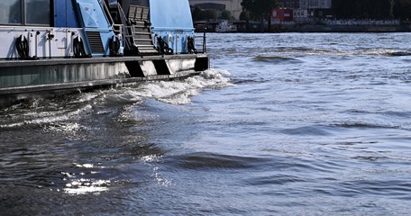 Wellen im Wasser auf der Elbe im Hamburger Hafen durch die ein Schiff fährt
