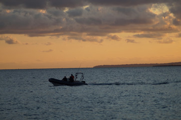 Sportboot in der Engelsbucht in Nizza bei Sonnenuntergang