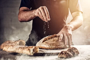 Keuken spatwand met foto Bakker met brood net uit de oven © alphaspirit