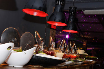 Grande banquete as escuras com luz vermelha em caverna