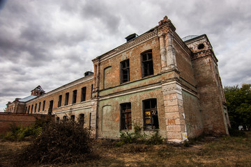 Fototapeta na wymiar Abandoned building of Zlatopil gymnasium, Kropyvnytskyi, Ukraine