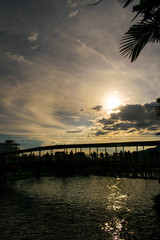 atardecer calido puente en el fondo contra luz, warm sunset bridge in the background against light © Juli Buitrago