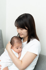 赤ちゃんを抱いた母親