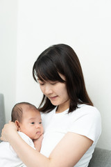 赤ちゃんを抱いた母親
