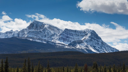 Obraz premium The Rocky Mountains on a sunny day