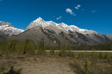 Obraz premium Canada's Rocky Mountains on a sunny day