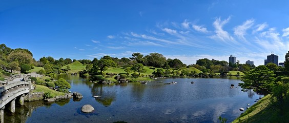 ビルに囲まれた日本庭園の情景