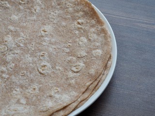 신선한 원형모양의 또띠아 