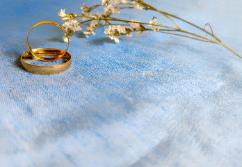 Obraz na płótnie Canvas inspirational image of couple's rings with flower and denim jeans colour background