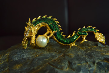  Gold dragon brooch made of green color for jewelry accessory