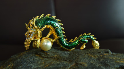  Gold dragon brooch made of green color for jewelry accessory