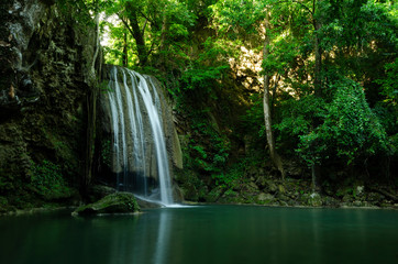 Naklejka premium Piękny wodospad w porze deszczowej